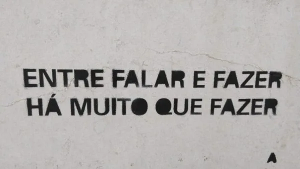 Meme mural contra a preguiça