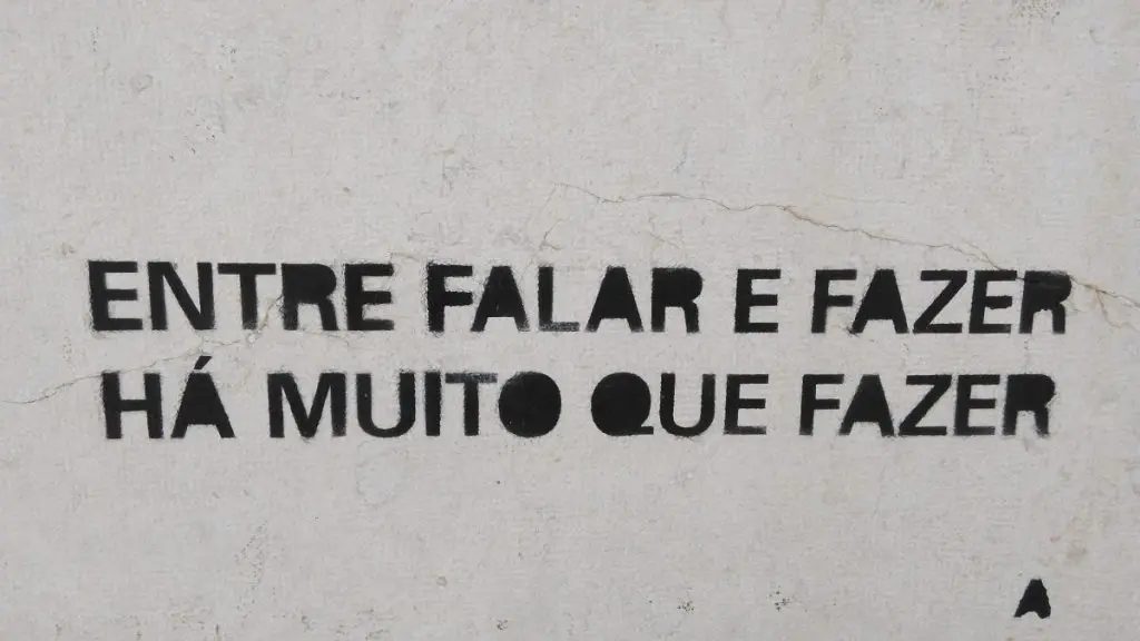 Meme mural contra a preguiça