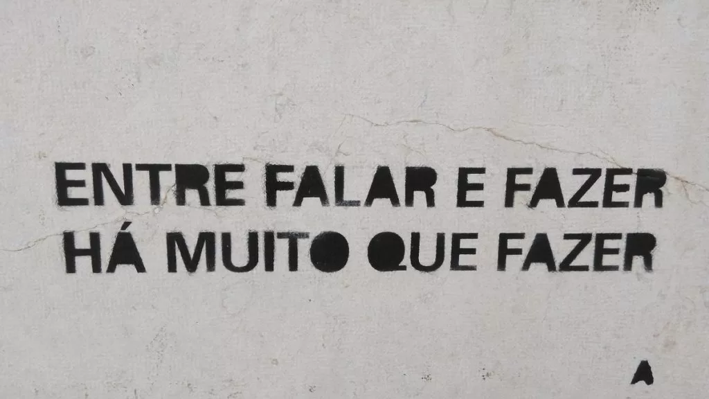 Meme mural contra a preguiça