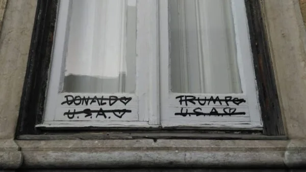 Donald Trump numa janela da rua Maria da Fonte