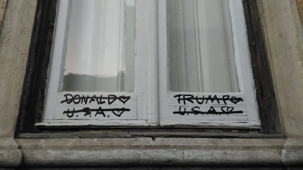 Donald Trump numa janela da rua Maria da Fonte