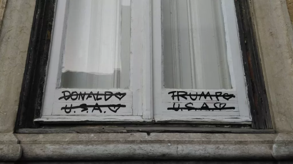 Donald Trump numa janela da rua Maria da Fonte