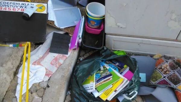 Livros escolares no lixo