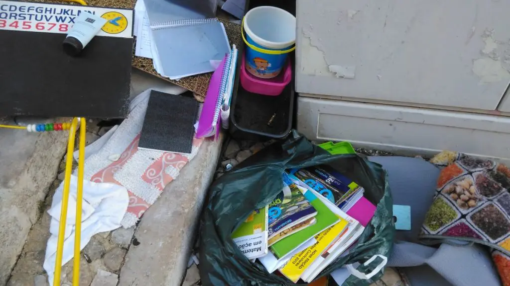 Livros escolares no lixo