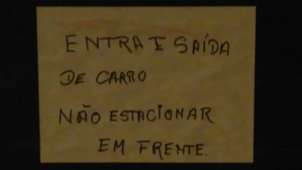 Entra, não fiques em frente estacionada