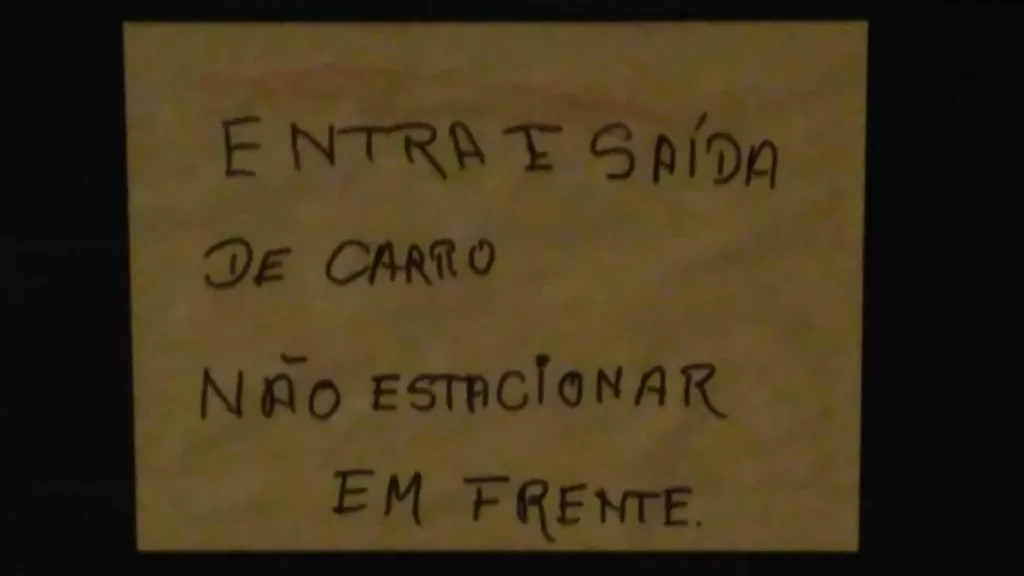 Entra, não fiques em frente estacionada