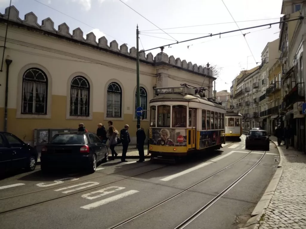 Eléctrico bloqueado, aldeia parada