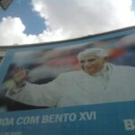 Cartaz da visita de Bento XVI no Marquês de Pombal