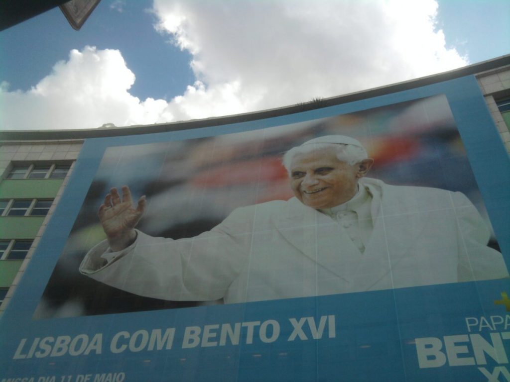 Cartaz da visita de Bento XVI no Marquês de Pombal