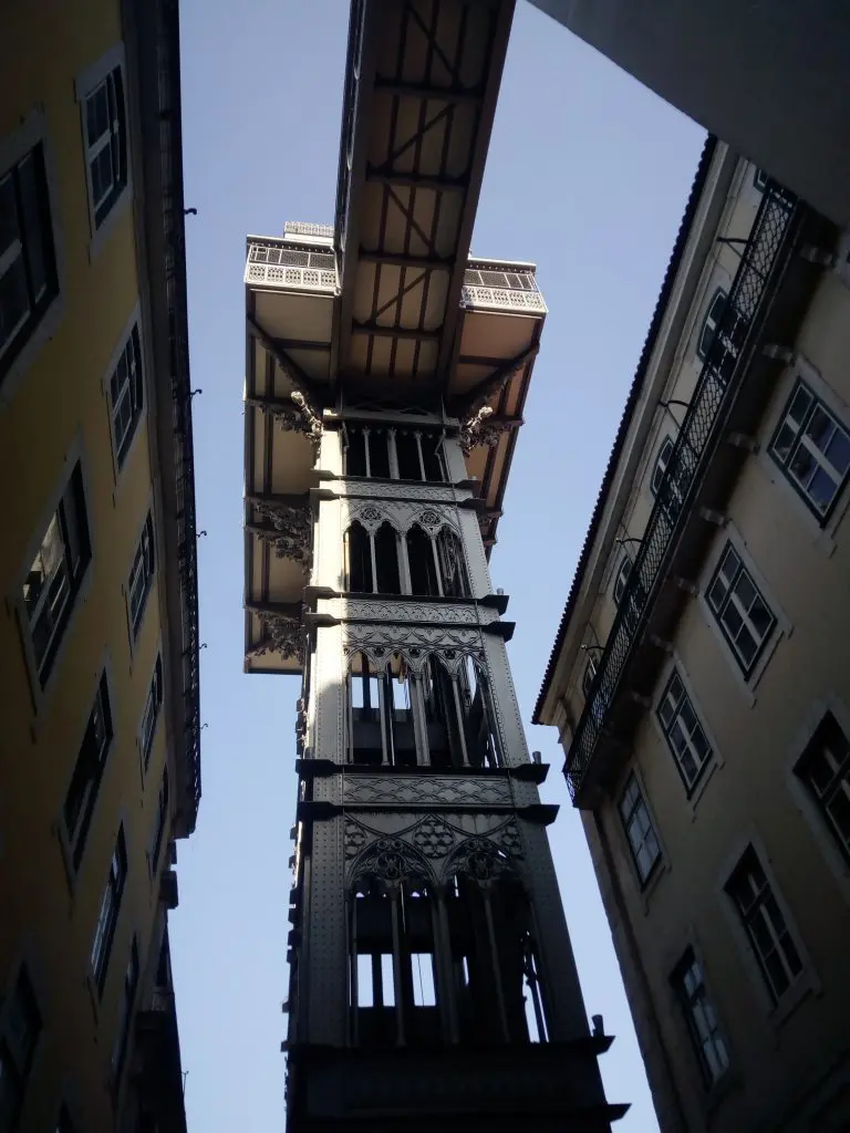 Elevador de Santa Justa visto de baixo