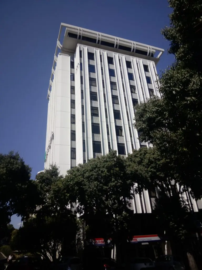 Arquitectura moderna na rua Alexandre Herculano em Lisboa