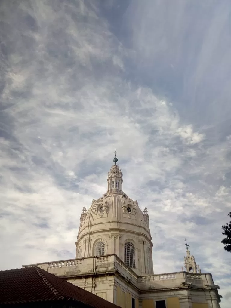 Basílica da Estrela vista da rua de São Ciro