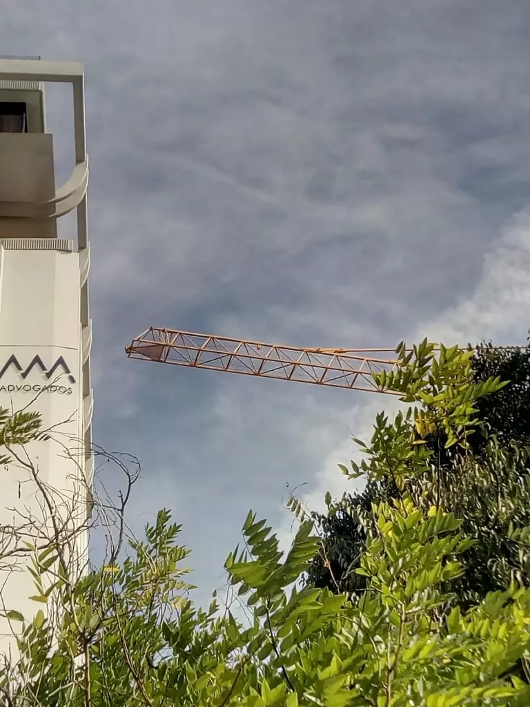 Grua na rua da Alexandre Herculano quase toca no edifício