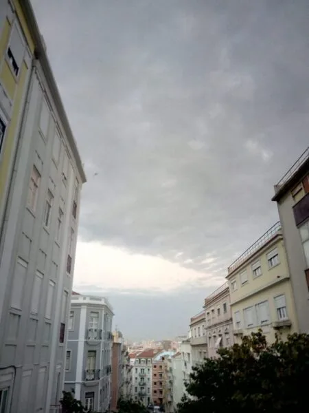 O tempo hoje: cinzento mas não frio