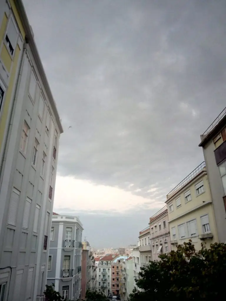 O tempo hoje: cinzento mas não frio