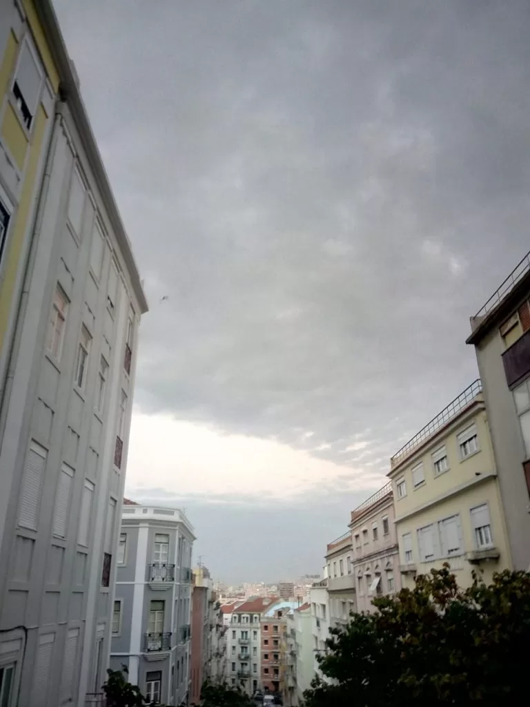 O tempo hoje: cinzento mas não frio