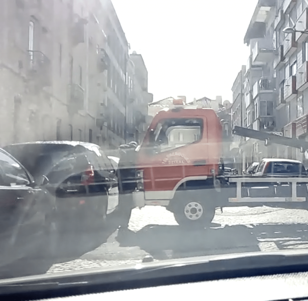 Não há poesia nos carros rebocados, há gajos às pancadas aos reboques