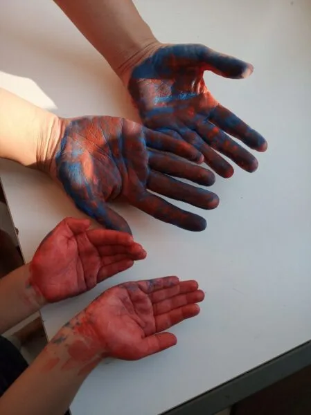Pintar com as mãos é giro