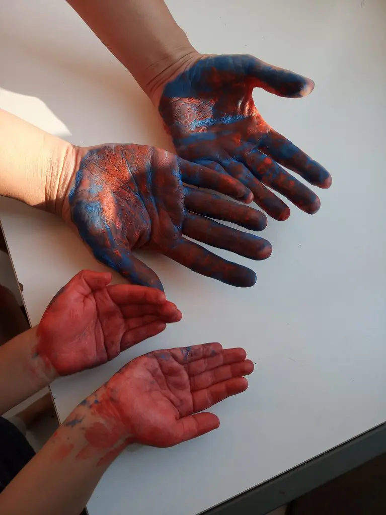Pintar com as mãos é giro