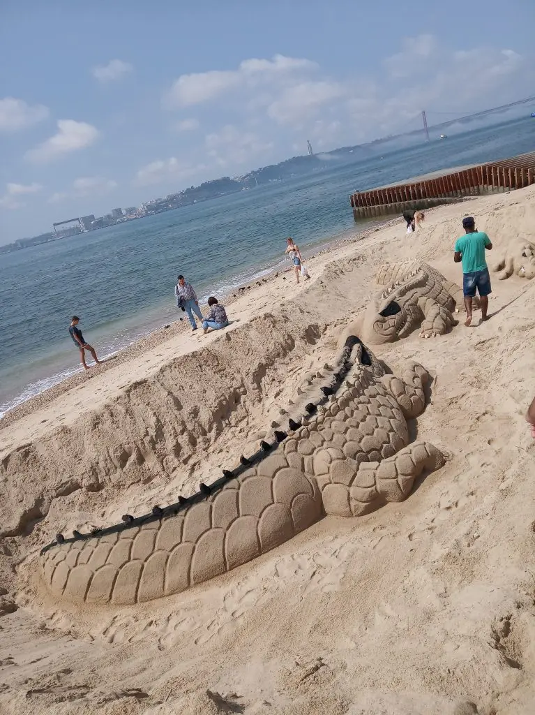 Avistados animais pré-históricos na praia das colunas em Lisboa