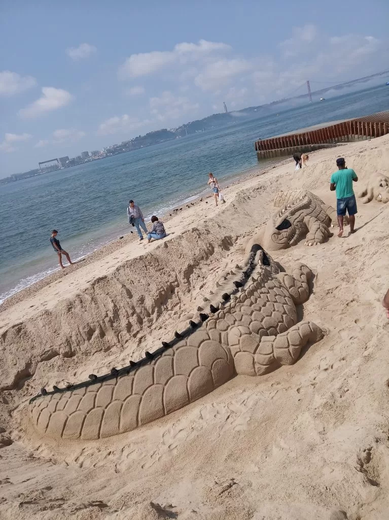 Avistados animais pré-históricos na praia das colunas em Lisboa