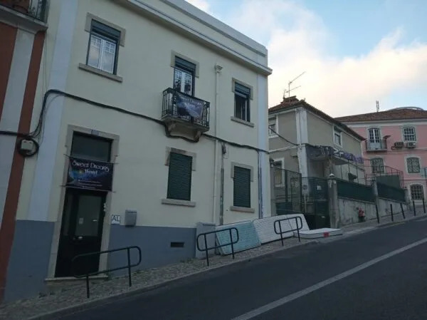 Um Hostel com os colchões à porta