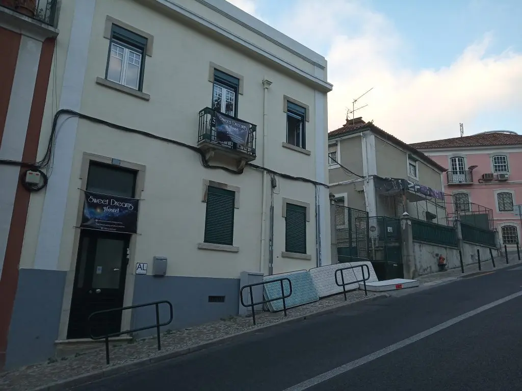 Um Hostel com os colchões à porta