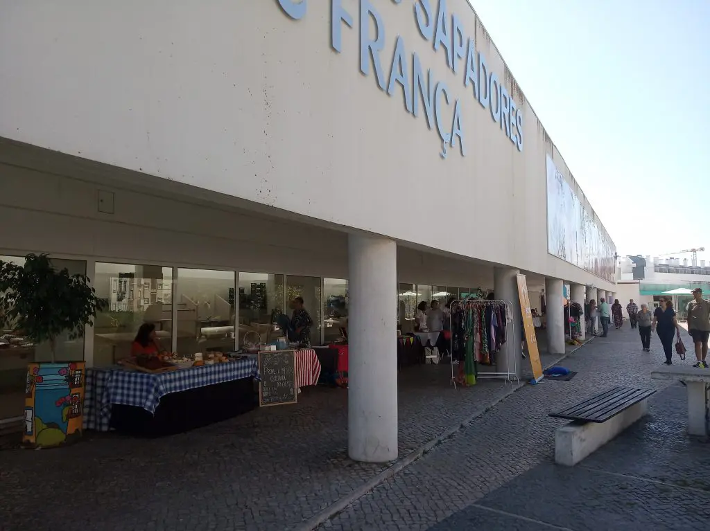 Feira no mercado de Sapadores