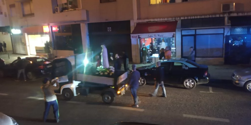 Procissão sem crentes, apenas a imagem e altifalantes