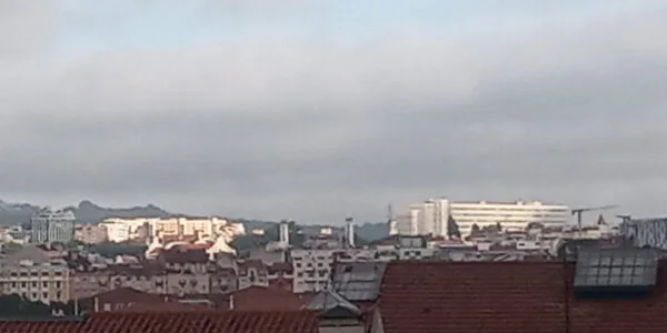 Tempo cinzento mas com aberta sobre o palácio da justiça