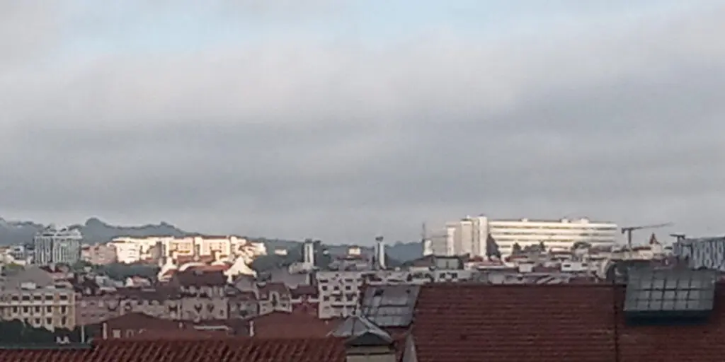 Tempo cinzento mas com aberta sobre o palácio da justiça