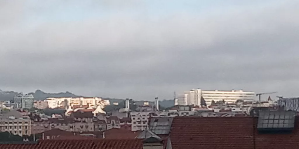 Tempo cinzento mas com aberta sobre o palácio da justiça