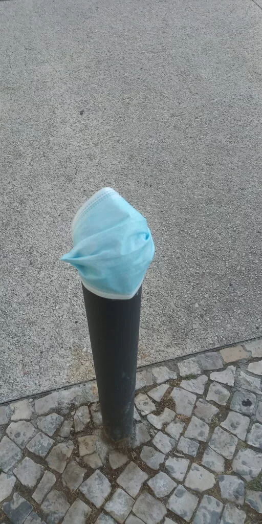 Máscara gelado para passar o vírus às crianças