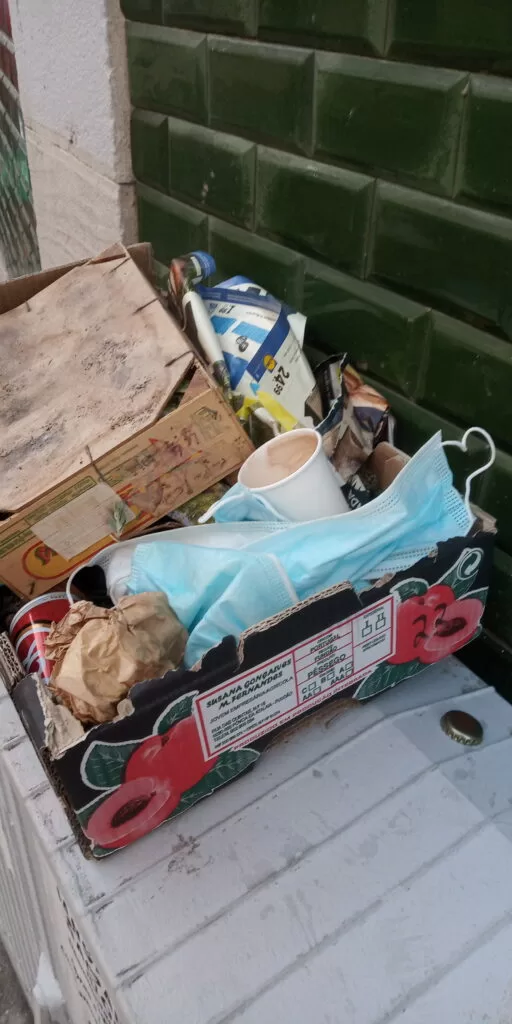 Máscara da fruta para contaminar as moscas