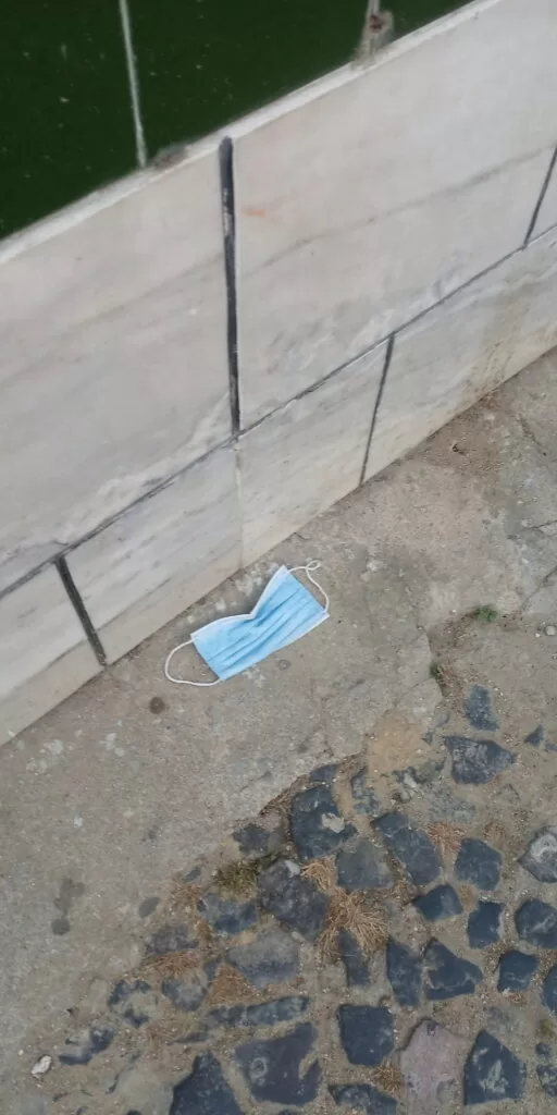 Máscara dissimulada no asfalto
