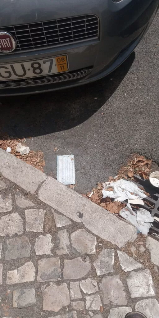 Máscaro no esgoto, virus da sarjeta