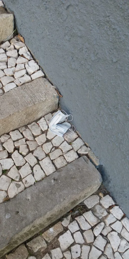 Máscara a descansar de subir escadas
