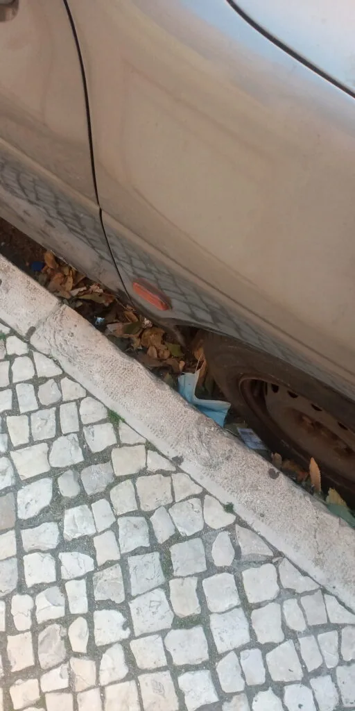 Máscara a mudar o pneu