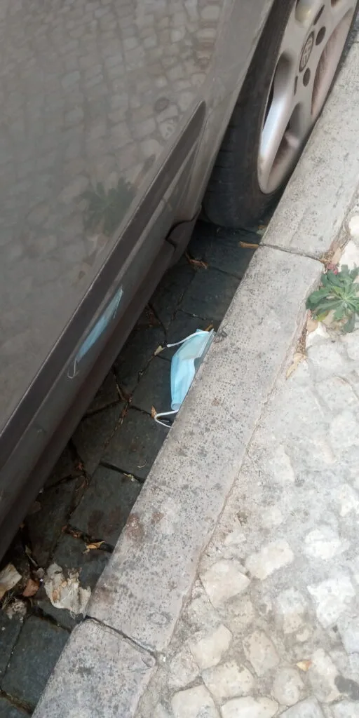 Máscara a sair do carro