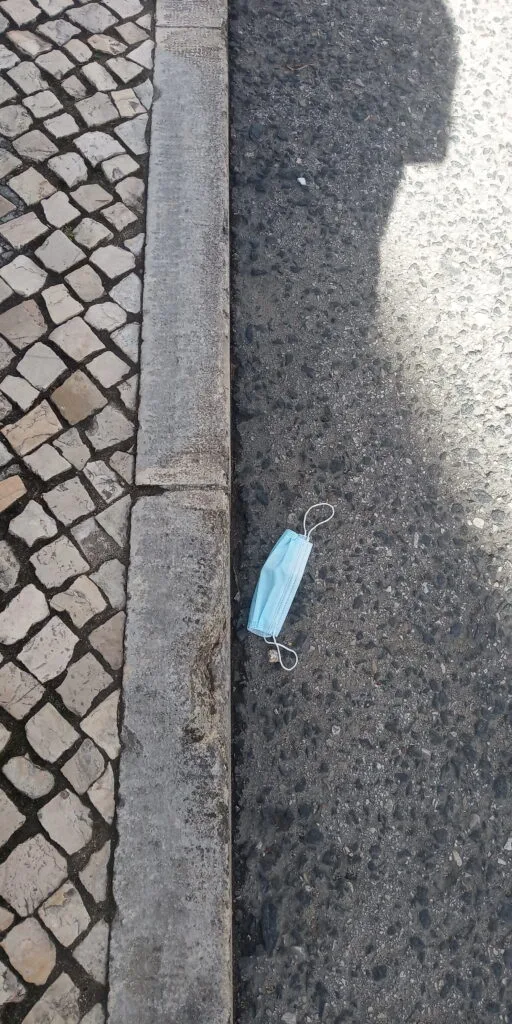 Máscara a fazer razia ao passeio