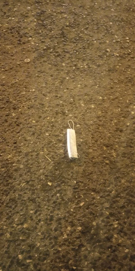Máscara no asfalto