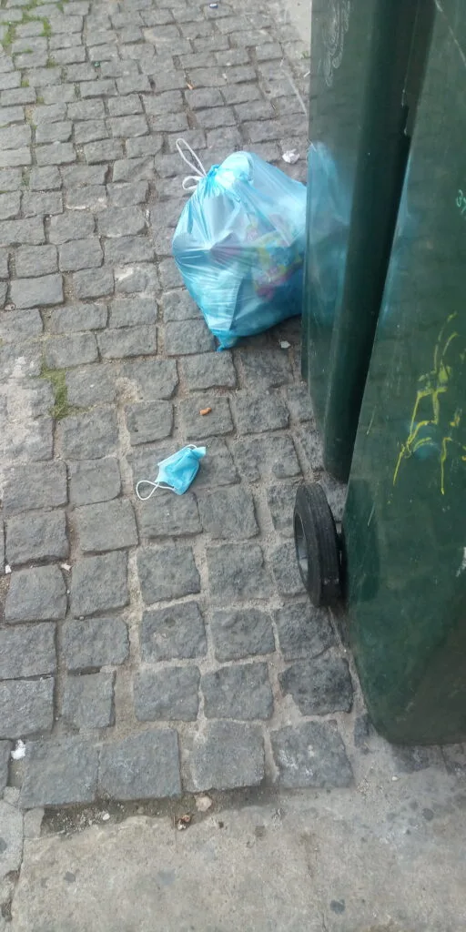 Máscara vai ao lixo