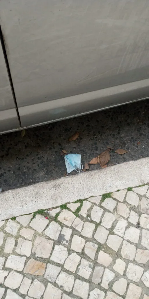 Máscara a abrir a porta do carro