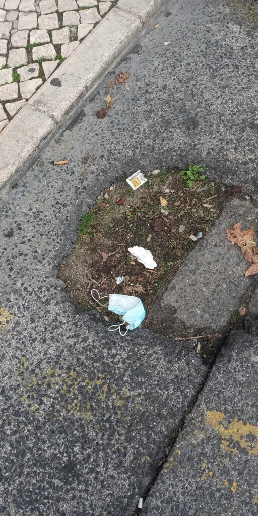 Máscara a avaliar os buracos na estrada