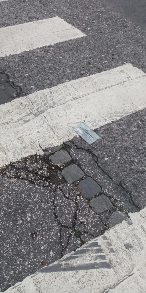 Máscara a passar na passadeira