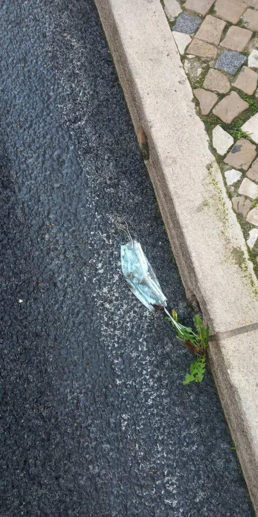 Máscara destroçada