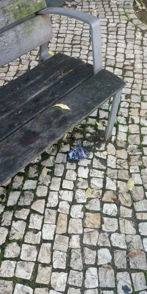 Máscara cai do banco