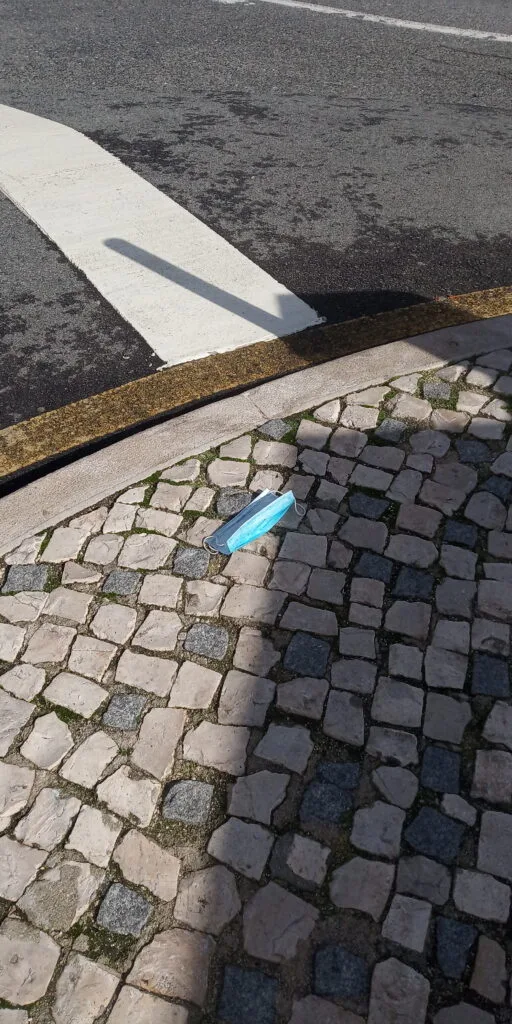 Máscara com calor procura sombra