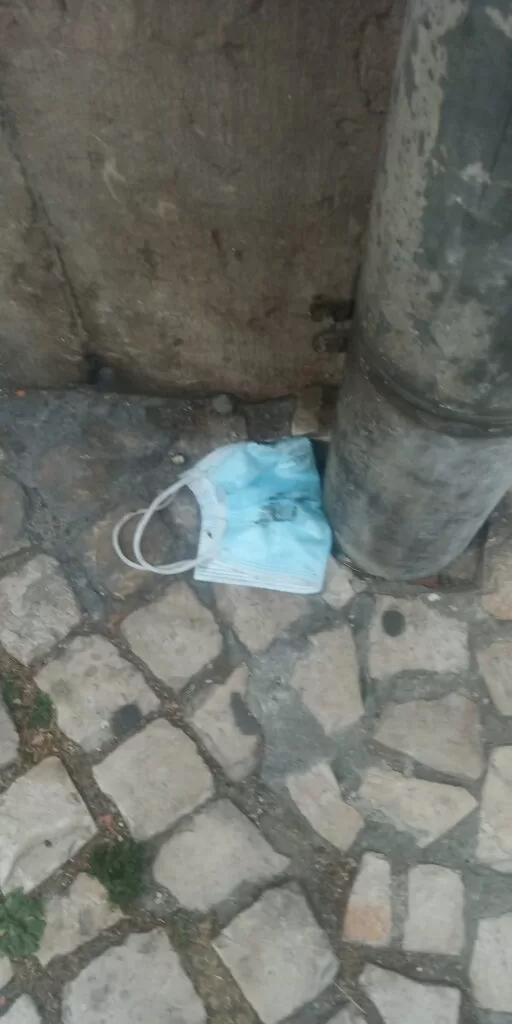 Máscara canalizadora, ajuda o vírus a infiltrar-se nas águas pluviais