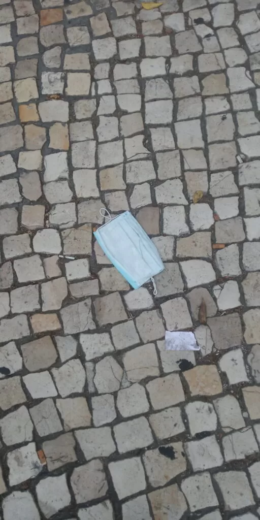 Máscara peão, passeia o vírus pela rua